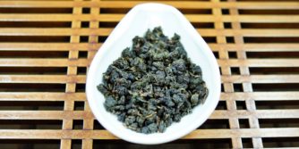 Oolong-Tee Blätter in kugelfrom. 