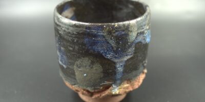 Handgemachte Teetasse dunkel (schwarz/weiss/blau), ca. 130ml mit Abdruck von Ammoniten