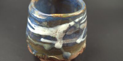 Handgemachte kleine Teetasse (weiss/hellblau), ca. 60ml mit Abdruck von Ammoniten