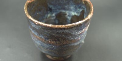 Handgemachte Teetasse dunkel (schwarz/weiss/rosa/blau), ca. 160ml
